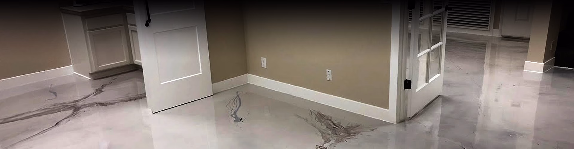 Epoxy-metallic-floor-for-home-interior